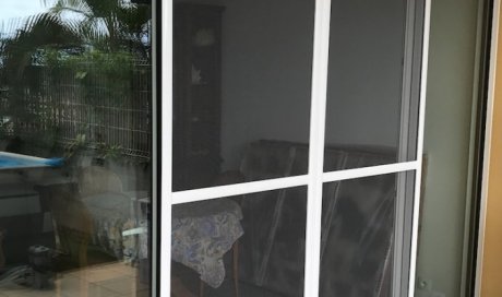 Moustiquaire coulissante STOP MOUSTIK, aussi facile à manipuler que votre baie vitrée! 
