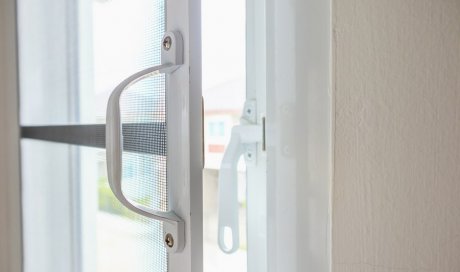 Fabrication de moustiquaire sur mesure pour une porte d’entrée - Saint-Pierre - STOP MOUSTIK